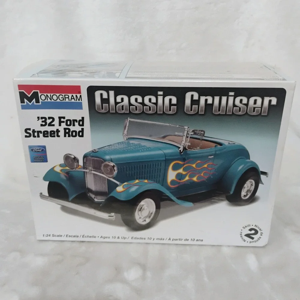 Monogram 32 Ford Street Rod Classic Cruiser 1:24 Scale Model Kit 85-0882 NEW